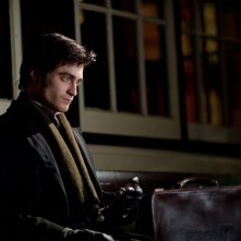 Daniel Radcliffe pensieroso nei panni del giovane avvocato Arthur Kipps in una scena di The Woman in Black