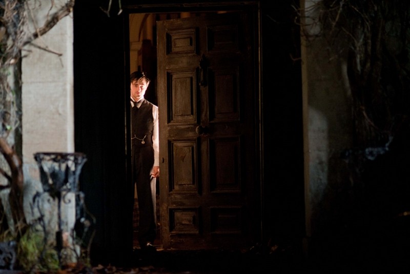 Daniel Radcliffe Sospettoso Alla Porta In Una Scena Del Film The Woman In Black 231105