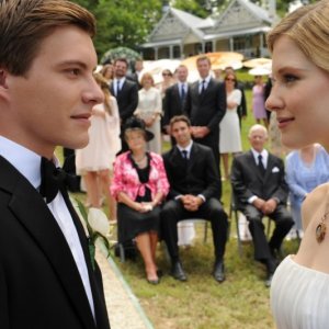 Gli sposi Laura Brent e Xavier Samuel si guardano durante la cerimonia di nozze in una scena di Tre uomini e una pecora