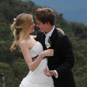 Gli sposi Laura Brent e Xavier Samuel sorridono felici dopo il sì in una scena di Tre uomini e una pecora