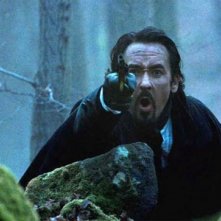 John Cusack in una scena di The Raven nei panni di Edgar Allan Poe