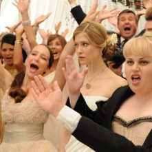 Laura Brent insieme a Rebel Wilson in una scena di Tre uomini e una pecora