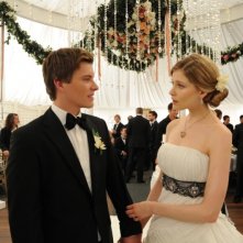 Laura Brent rassicura il suo neosposo Xavier Samuel in una scena di Tre uomini e una pecora