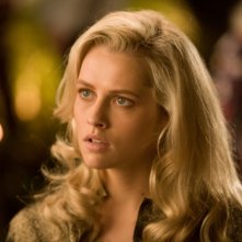 Teresa Palmer in una scena di Take Me Home Tonight