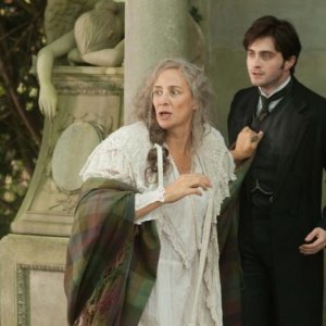 The Woman in Black: Daniel Radcliffe insieme a Janet McTeer in una scena del film