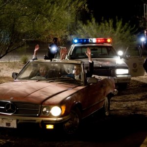 Topher Grace, Dan Fogler, Michael Biehn ed Edwin Hodge in una scena di Take Me Home Tonight