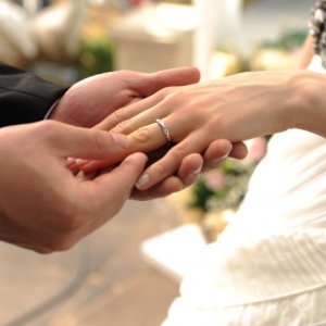 Tre uomini e una pecora: il momento dello scambio degli anelli immortalato in un'immagine del film