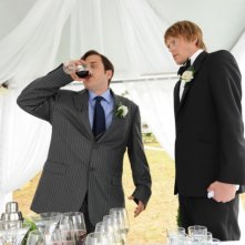 Tre uomini e una pecora: Kris Marshall e Kevin Bishop durante il pranzo di nozze in una scena del film