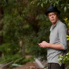 Tre uomini e una pecora: Kris Marshall si guarda intorno in una scena del film
