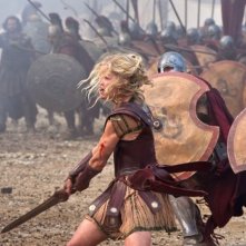 Wrath of the Titans: Rosamund Pike combatte nei panni di Andromeda in una scena del film