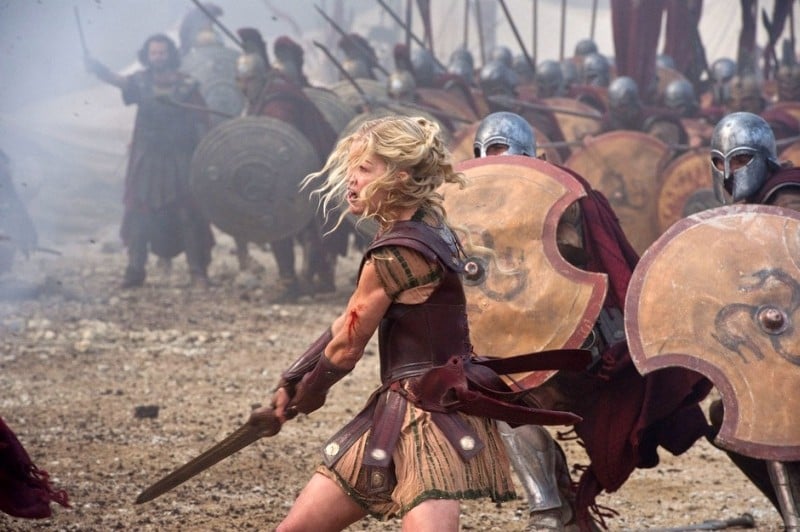 Wrath of the Titans: Rosamund Pike combatte nei panni di Andromeda in una scena del film