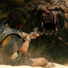 Wrath Of The Titans Sam Worthington Alle Prese Con Una Bestia Feroce In Una Scena Del Film 231224
