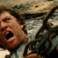 Wrath of the Titans: Sam Worthington durante la lotta con un gigantesco mostro in una scena del film