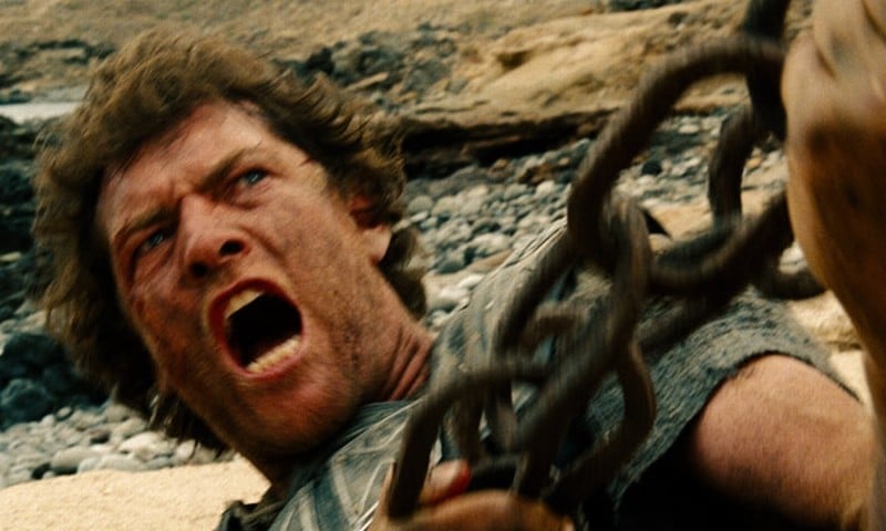 Wrath of the Titans: Sam Worthington durante la lotta con un gigantesco mostro in una scena del film