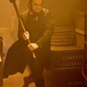 Benjamin Walker protagonista del film La leggenda del cacciatore di vampiri