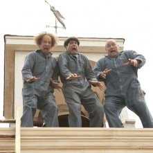 Sean Hayes, Will Sasso e Chris Diamantopoulos bloccati su un tetto in una scena di The Three Stooges