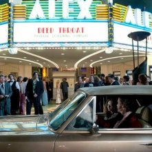 Amanda Seyfried nei panni di Linda Lovelace all'arrivo nel cinema in cui proiettano La vera gola profonda