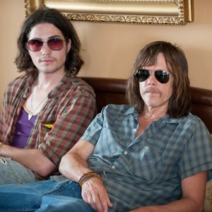 Jayne Mansfield's Car: Kevin Bacon e John Patrick Amedori in una scena del film