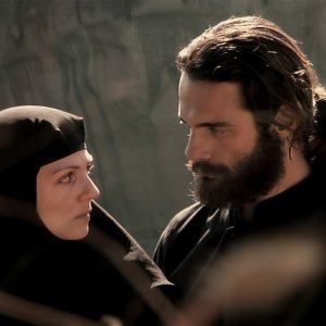 Metéora: Theo Alexander insieme a Tamila Koulieva in una scena del film