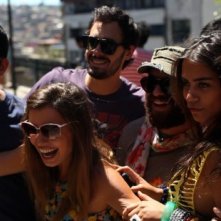 Andrea Osvárt in mezzo a un gruppo di amici in una scena diAftershock