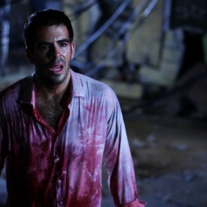 Eli Roth coperto di sangue in una drammatica immagine di Aftershock