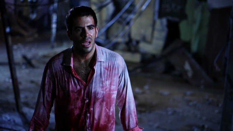 Eli Roth coperto di sangue in una drammatica immagine di Aftershock