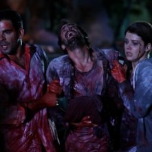 Eli Roth e Andrea Osvárt prestano aiuto a un uomo ferito in Aftershock
