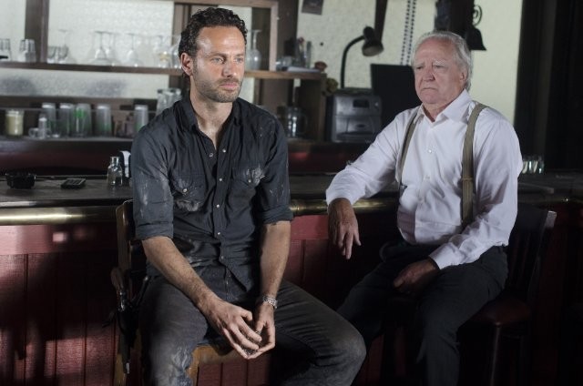 The Walking Dead: Andrew Lincoln e Scott Wilson in una scena dell'episodio Nebraska