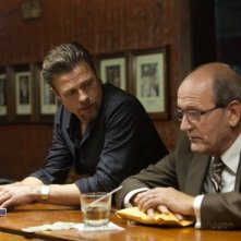Brad Pitt discute con Richard Jenkins in una scena di Cogan's Trade