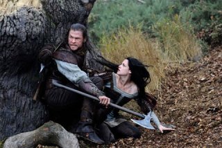 Chris Hemsworth protegge Kristen Stewart in una concitata scena de Biancaneve e il cacciatore