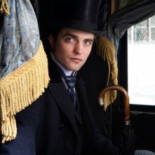 Robert Pattinson in una scena del dramma in costume Bel Ami