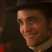 Un bel sorriso di Robert Pattinson in una scena di Bel Ami