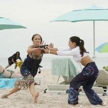 Charlie's Angels: Raquel Alessi e Minka Kelly in una scena dell'episodio Angeli reali