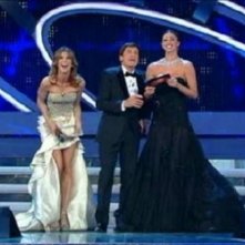Sanremo 2012: Elisabetta Canalis, Gianni Morandi e Belen Rodriguez sul palco dell'Ariston