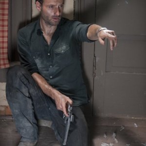 The Walking Dead: Andrew Lincoln in una tesa scena dell'episodio Grilletto facile