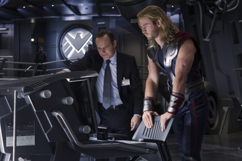 Chris Hemsworth e Clark Gregg in una scena di The Avengers