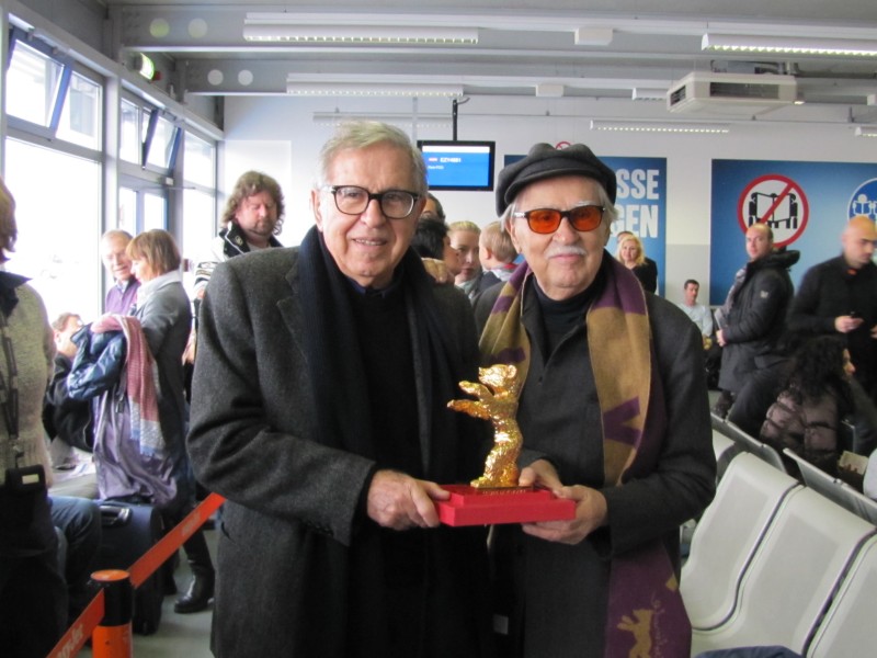 Paolo e Vittorio Taviani all'aeroporto di Berlino dopo aver vinto l'Orso d'Oro per Cesare deve Morire