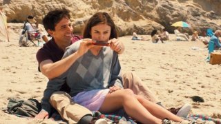Steve Carell insegna a suonate l'armonica a Keira Knightley in una scena di Cercasi amore per la fine del mondo