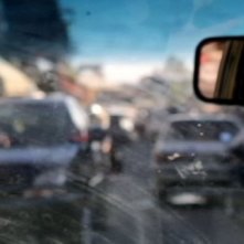 Iason Cottle guarda allo specchio retrovisore in Act of Valor (2012)