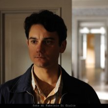 Il giovane Montalbano: Beniamino Marcone in una scena