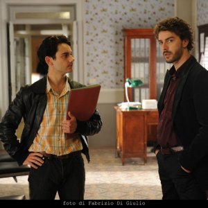 Il giovane Montalbano: Michele Riondino con Beniamino Marcone in una scena