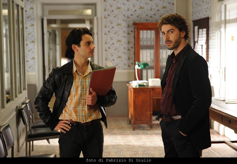Il giovane Montalbano: Michele Riondino con Beniamino Marcone in una scena