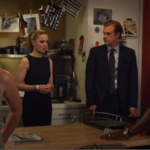 Julia Stiles, Taye Diggs, Melissa George e David Harbour in un drammatico confronto in Between Us