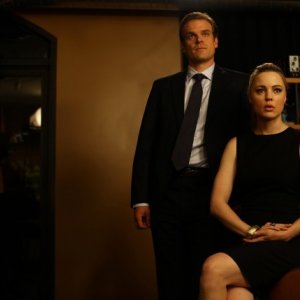 Melissa George e David Harbour in Between Us