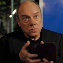 Carlo Verdone in una buffa scena del film Posti in piedi in paradiso