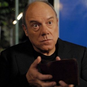 Carlo Verdone in una buffa scena del film Posti in piedi in paradiso