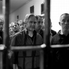 Cesare deve morire: Cosimo Rega in una scena del film insieme ai suoi compagni