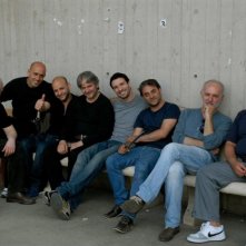 Cesare deve morire: Fabio Cavalli, il regista teatrale, sul set del film insieme a tutto il cast