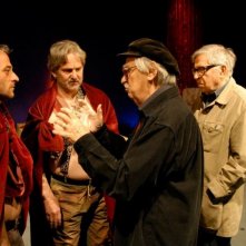 Cesare deve morire: i registi sul set danno indicazioni ai due attori Cosimo Rega e Salvatore Striano