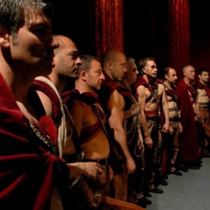 Cesare deve morire: il cast del film schierato in una scena